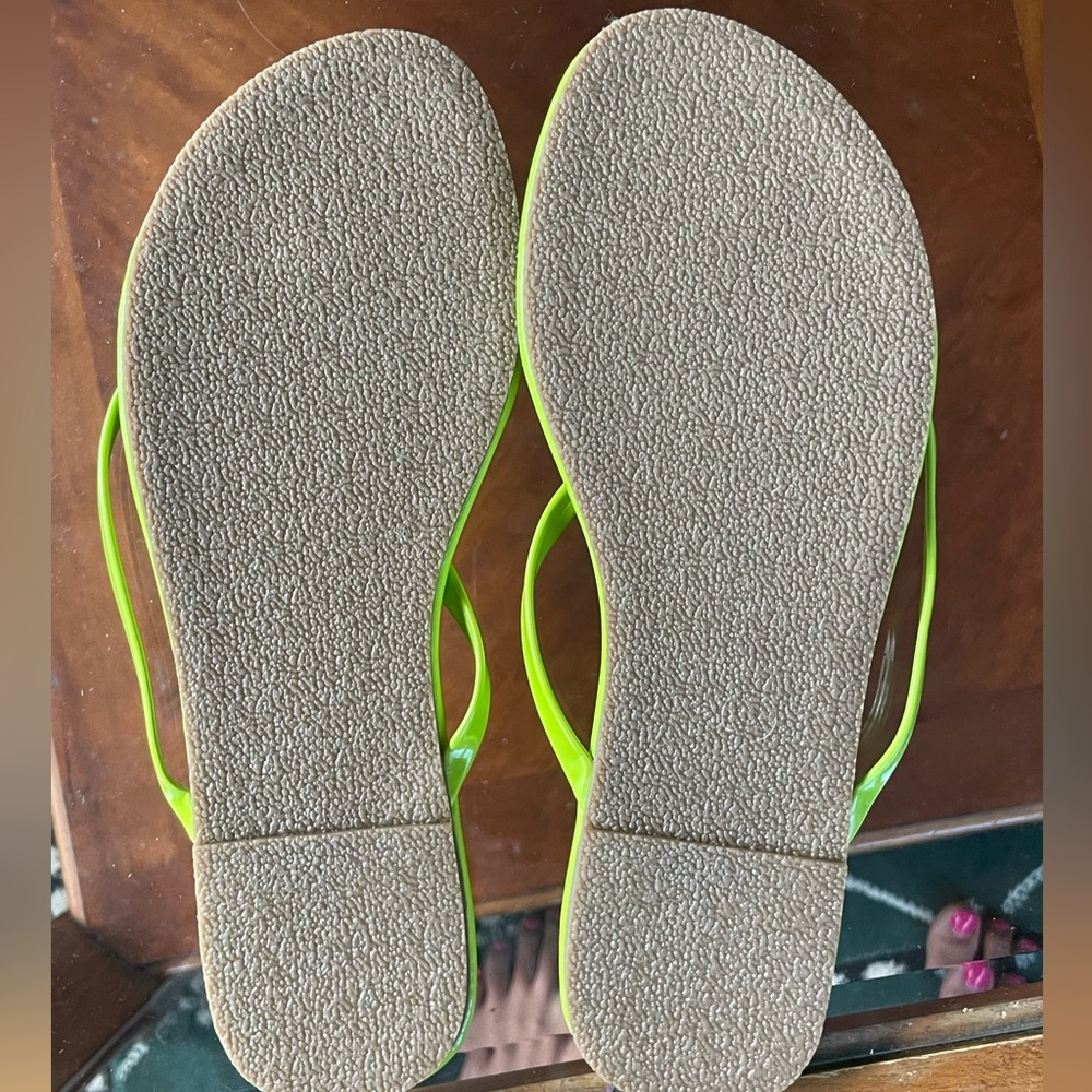 Aerie lime green  flat sandals flip flops size 7 - Picture 3 of 4